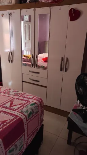 Vende-se esse guarda roupa.