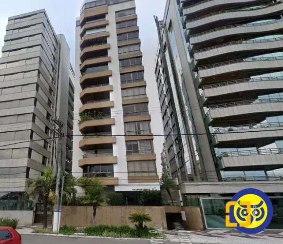 Apartamento na Beira Mar Norte com 4 quartos, sendo 2 suítes, frente para o mar