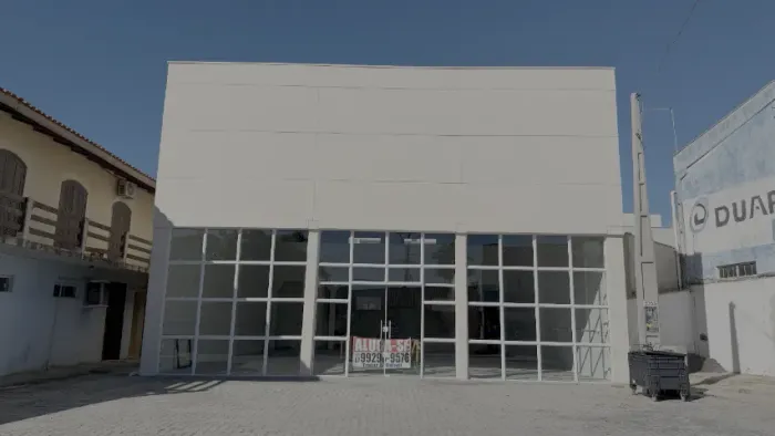 Salão comercial 300m² com mezanino, pé-direito alto e estacionamento