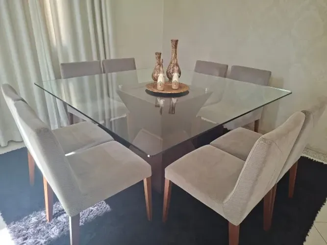 MESA DE JANTAR COM 8 CADEIRAS - BEM CONSERVADA