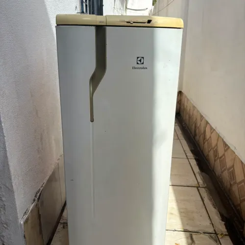 Vendo geladeira observação ela não está funcionando só pra retira peça