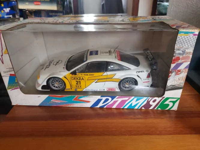 Miniatura OPEL CALIBRA V6 1:18