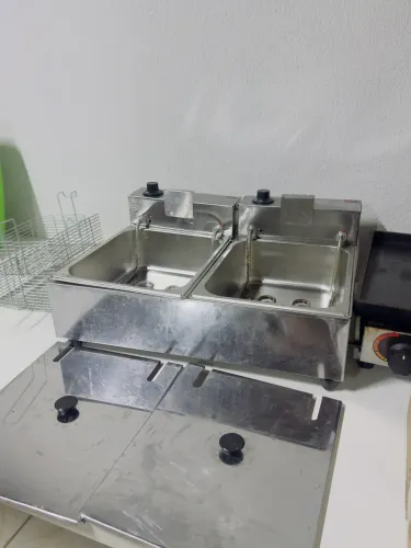 Fritadeira 2 cubas 5 litros semi nova