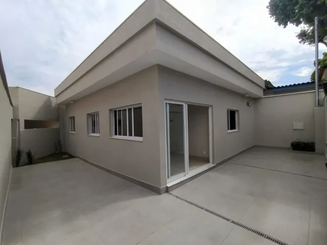 Casa de 3 quartos, com acabamento de 1° qualidade, 3 vagas.
