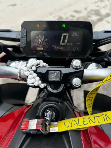 Vendo cb 300 estado de zera sempre detalhe sou 2 dono
