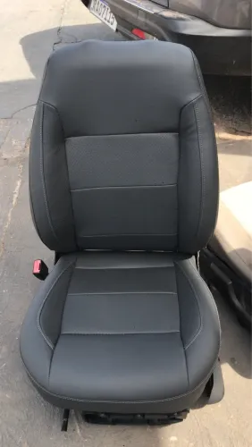 Bancos em couro sintético 