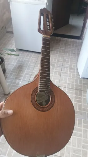 Bandolim Delvecchio, feito a mão, precisa reparo.