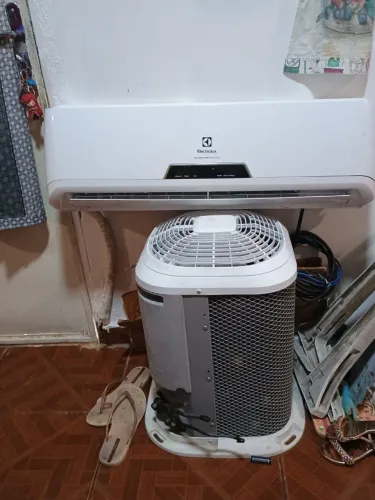 Ar condicionado Eletrolux 9 BTUs inverter boa condição não está com gás