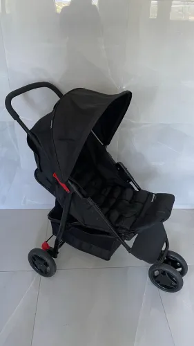 Carrinho com bebê conforto
