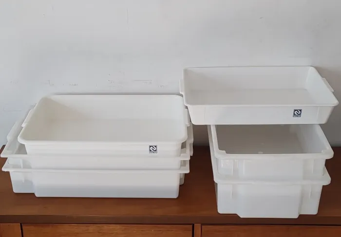 Lote com 4 caixas de plástico empilháveis e 2 bandejas