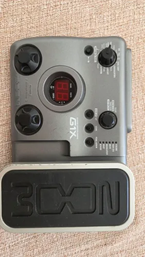 Pedaleira para guitarra Zoom G1X com pedal de expressão