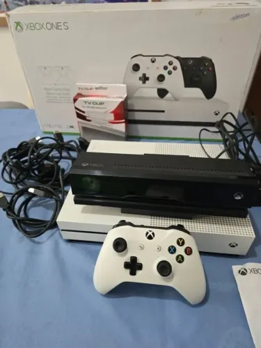 Xbox one S 1TB +1controle+kinect 2.0