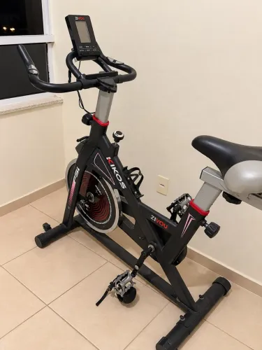 BICICLETA SPINNING KIKOS FS5 RODA DE INÉRCIA 10KG