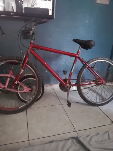 Bike em ótimo estado freio de tras não está funcionando, so o da frente, cor rosa aro 26