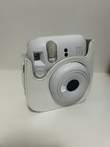 Câmera Instax Mini 12 Branca com Capa Protetora Branca