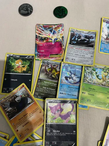 ? Lote de Cartas Pokémon + Lata + Moedas ?