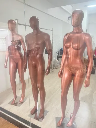Manequins de fibra na cor rose gold 