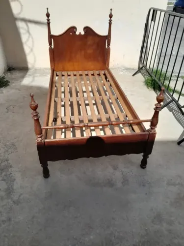 vendo cama de solteiro de madeira macica 