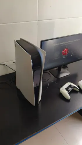 PS5 com 2 controles e monitor 