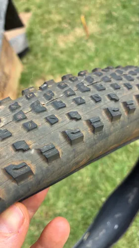 Pneu tubeless 29 Maxxis Rekon Race 2.25 / xc e estradão
