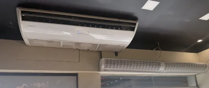AR COND + CORTINAS 56mil BTUS Piso Teto com 2 Cortinas de AR VIX 1.20