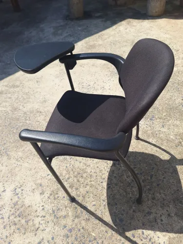 Cadeira com mesa acoplada