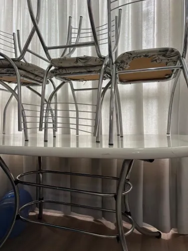 Mesa Branca Oval  5 cadeiras 