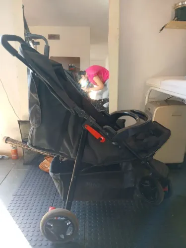 Carrinho de bebe e bebe conforto
