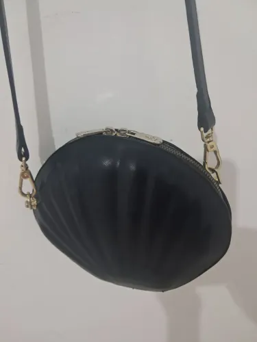 Bolsa Bag de Couro modelo concha com alça longa regulável