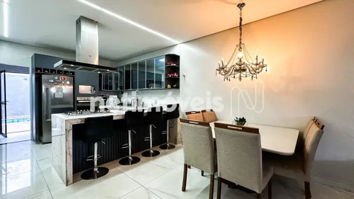 Casa moderna com piscina na QE 56 do Guará II  Aceita financiamento!