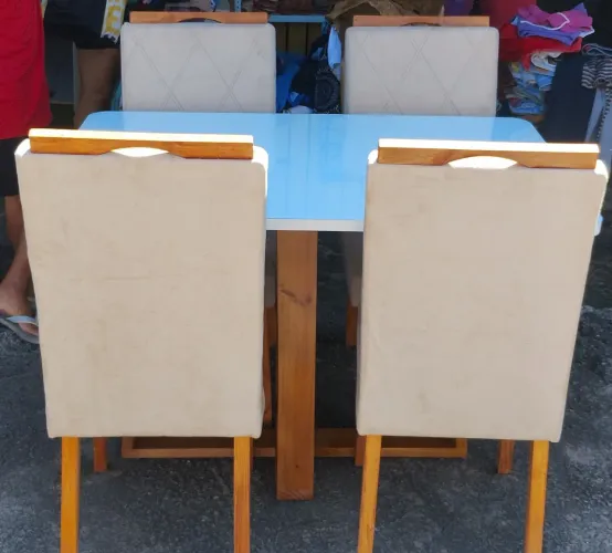 VENDO UMA MESA COM 4 CADEIRAS NOVA 