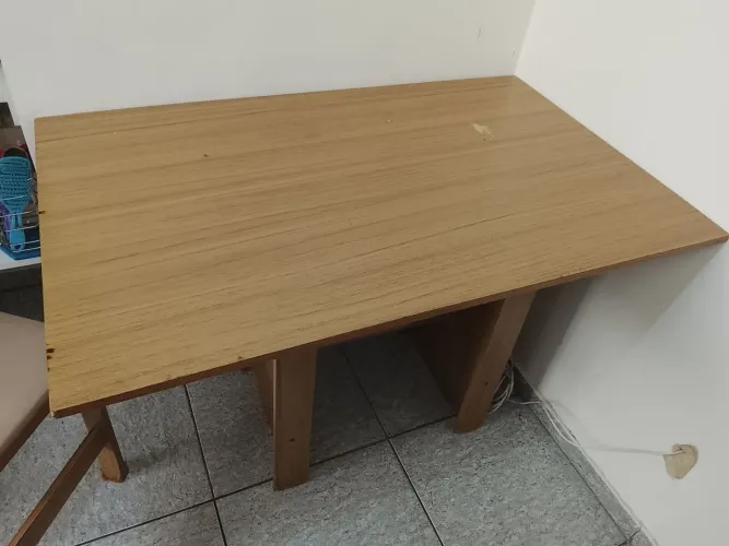 Mesa com 4 cadeiras