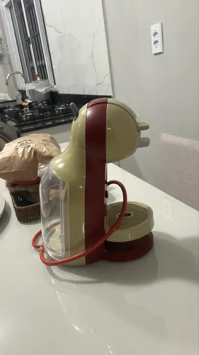 Cafeteira de cápsulas Nescafé Dolce Gusto Arno vermelha.