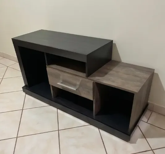 Rack de TV com rodízios embutidos e gaveta (1,20 m de largura)