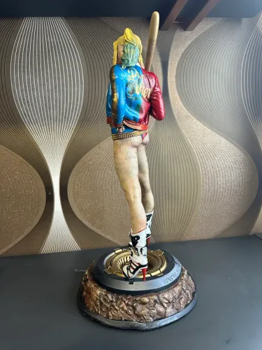Estátua Arlequina