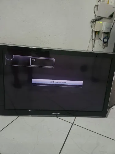 TV 40 polegadas Samsung funcionando, tela com defeito.