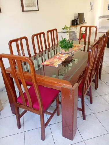 Mesa com 8 cadeiras madeira maciça