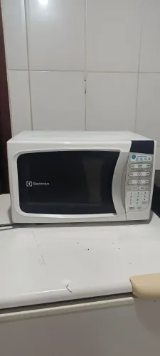 Micro-ondas Electrolux funcionando bem