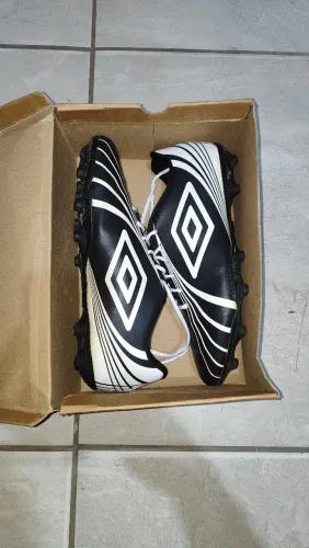 Chuteira de campo Umbro