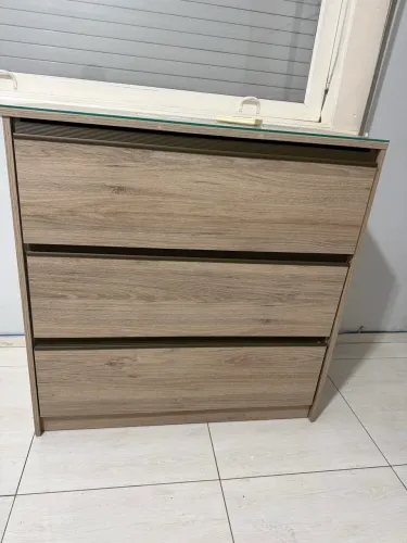 Cômoda com gavetas e vidro em cima - quarto casal gaveteiro