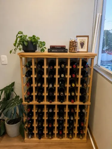Adega de Vinhos em Madeira - Aproximadamente 60 Garrafas |
