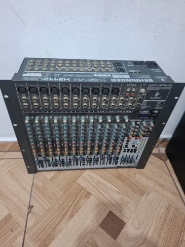 Mesa de som behringer 24 canais