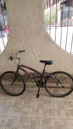 bicicleta caloi 300 aro 26 com quadro preto e detalhes em rosa