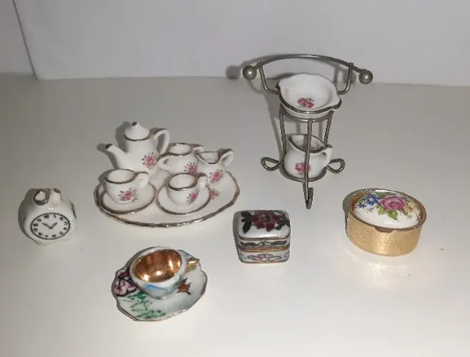 Coleção de miniaturas de louça