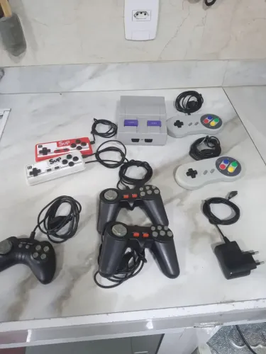 Mini Nintendo e vários controles 