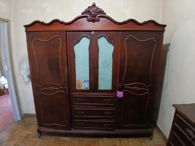 Guarda-Roupa Antigo em Madeira Maciça + Cômoda / Vintage Clássica/Modelo:
