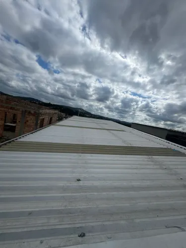 Aluga-se Cobertura Metálica para Instalação de Usina Fotovoltaica