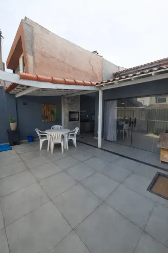 Casa com duas suítes, área gourmet, energia solar e móveis planejados