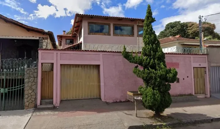 Casa comercial no Camargos