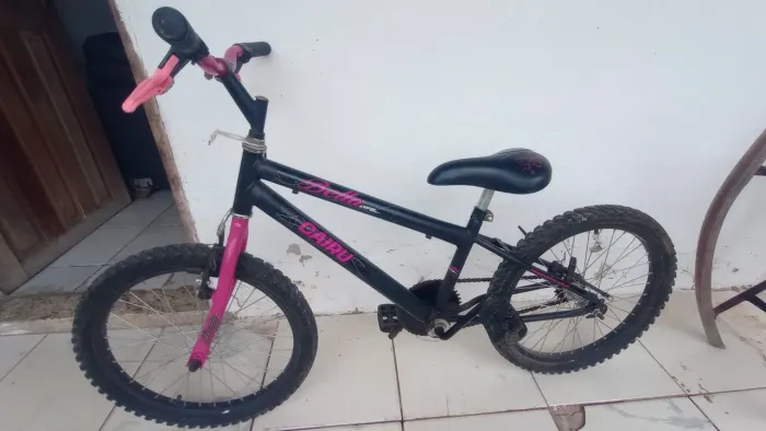 Bicicleta rosa com preto 